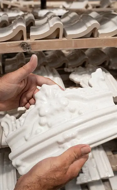 Håndverker inspiserer et ferdig kronestykke